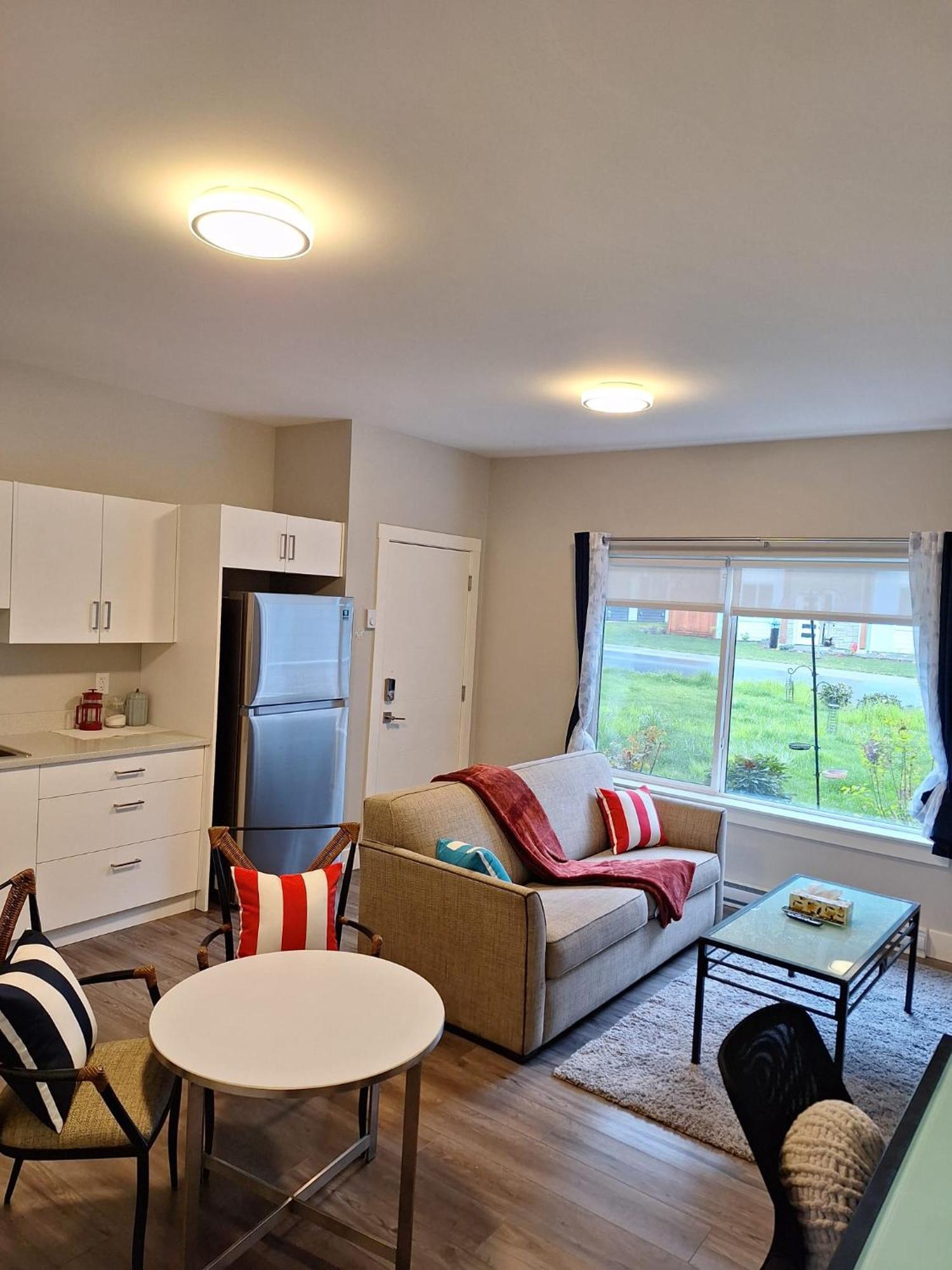 Cozy 1 Bed Suite W Extra Room For 3 Or More Guests Complimentary Treats Langford Exterior foto